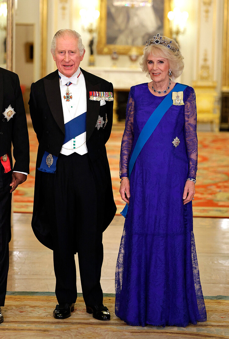 Камилла, королева-консорт и король Карл III во время государственного банкета в Букингемском дворце 22 ноября 2022 года в Лондоне, Англия