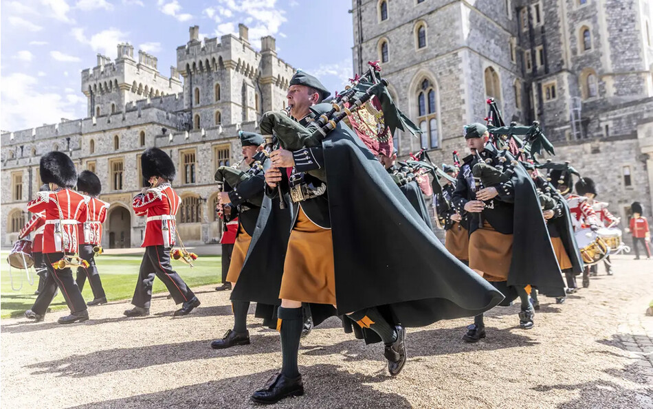 Волынщики 1-го батальона ирландской гвардии маршируют во внутреннем дворе, Четырехугольнике Виндзорского замка, во время церемонии вручения герцогом Кембриджским новых полковых знамён, 2022