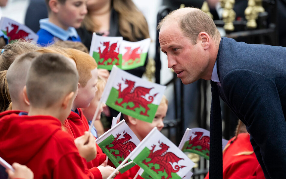 Принц Уэльский Уильям встречается с местными школьниками во время посещения церкви Святого Фомы, которая была перестроена для оказания поддержки уязвимым люди 27 сентября 2022 года в Суонси, Уэльс