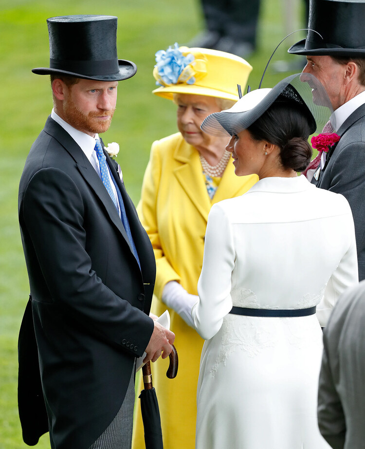 Принц Гарри, герцог Сассекский, Меган, герцогиня Сассекская и королева Елизавета II 19 июня 2018 года в Аскоте, Англия