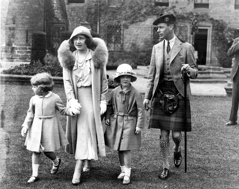 Будущие король и королева Георг, герцог Йоркский и Елизавета, герцогиня Йоркская со своей дочерью, принцессой Елизаветой (в центре) и племянницей Дианой, в замке Глэмис в Ангусе, Шотландия во время празднования Золотой свадьбы графа и графини Стратмор, родителей герцогини 01 января 1931 года