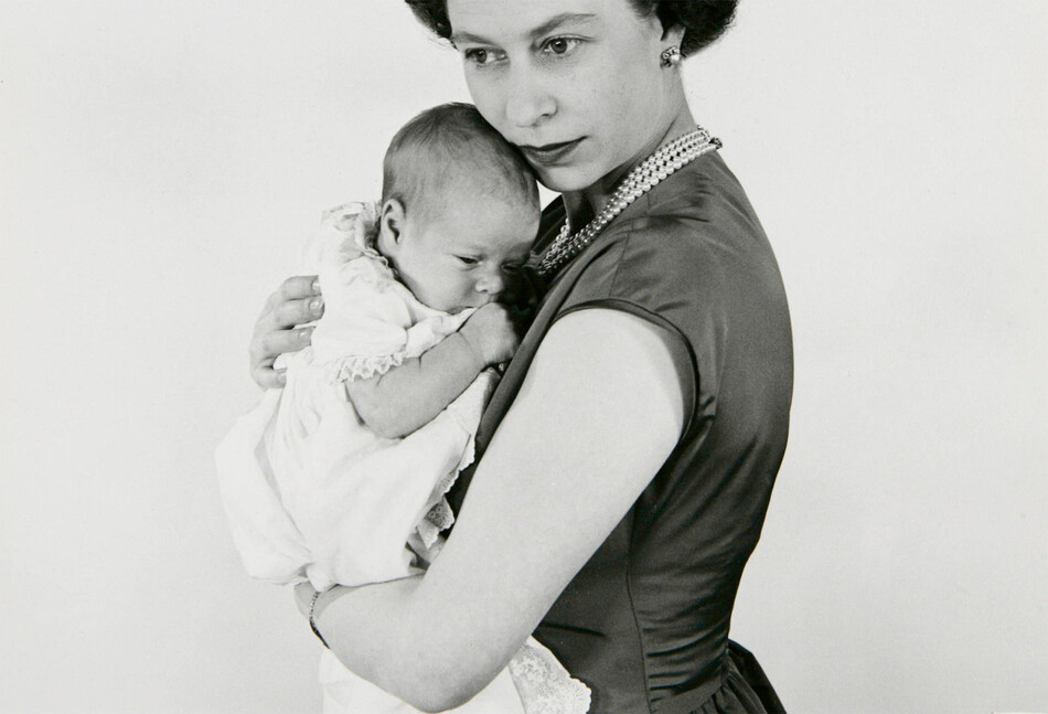 Принц Эндрю разместил снимок, на котором он запечатлён в младенчестве на руках у королевы Елизаветы II, 1960 г.