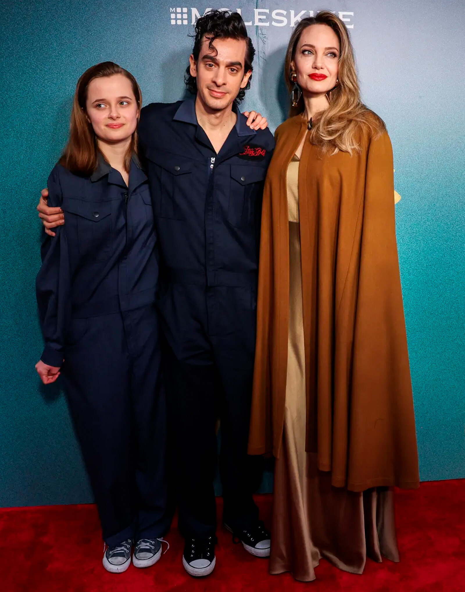 Анджелина Джоли&nbsp;вместе с дочерью Вивьен и Джастином Левайном