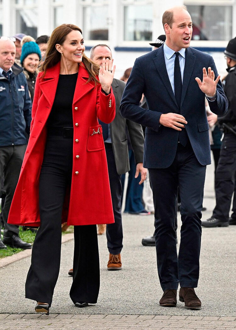 Уильям, принц Уэльский, и Кэтрин, принцесса Уэльская во время посещения спасательной станции Холихеда RNLI (Королевского национального института спасательных шлюпок) во время визита в Уэльс 27 сентября 2022 года в Холихеде, Уэльс