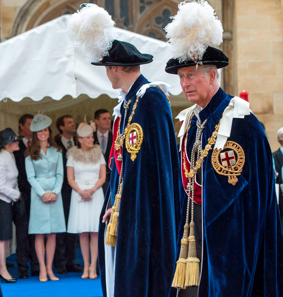 Принц Уильям, герцог Кембриджский обращает свой взор на свою будущую жену, герцогиню Кэтрин во время праздничного прохода с отцом принцем Чарльзом на церемонии Ордена Подвязки 13 июня 2011 года в Виндзоре, Англия&nbsp;