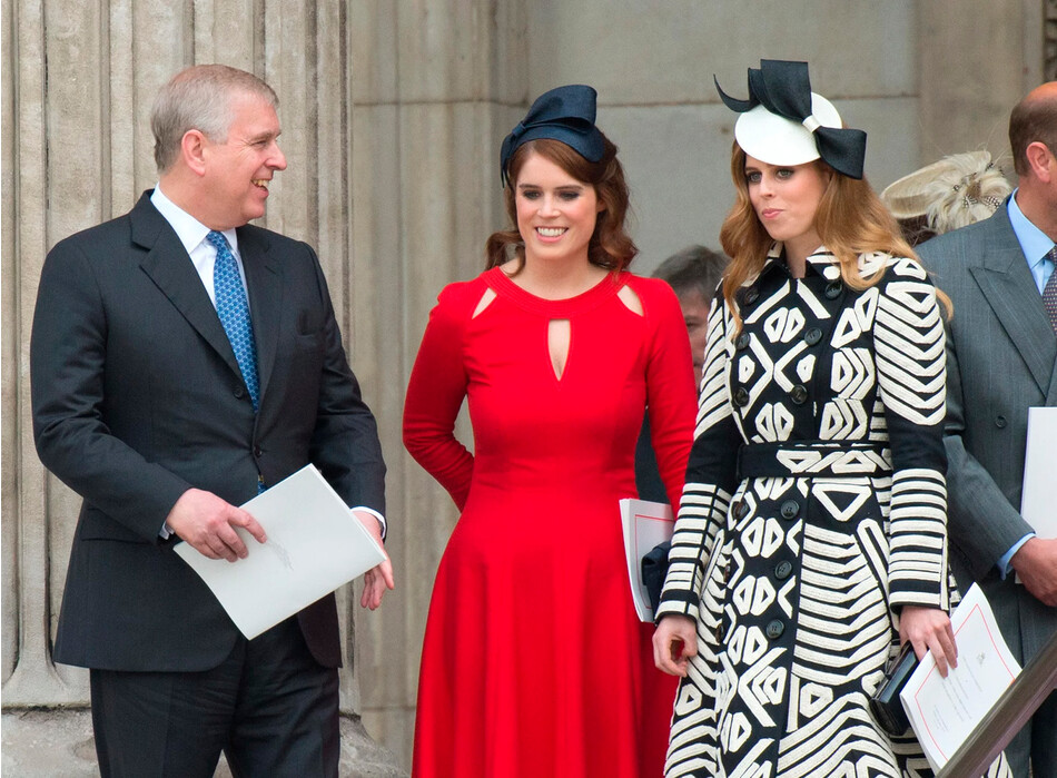 Принц Эндрю, герцог Йоркский с принцессой Беатрис и принцессой Евгенией посещают Национальную службу благодарения в рамках празднования 90-летия королевы в соборе Святого Павла 10 июня 2016 года в Лондоне, Англия