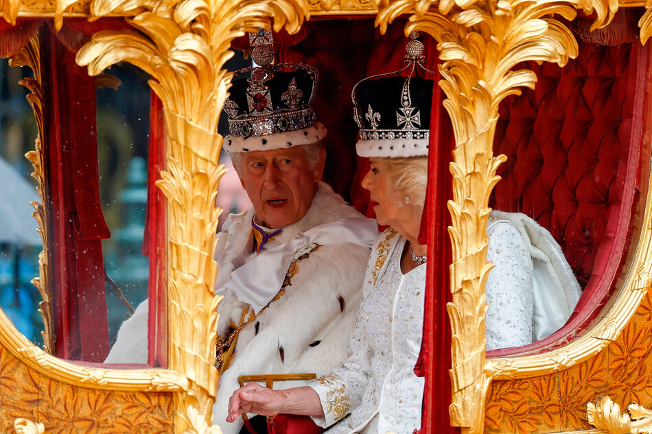 Кароль Карл III и королева Камилла покидают&nbsp;Вестминстерское аббатство после коронации, 2023