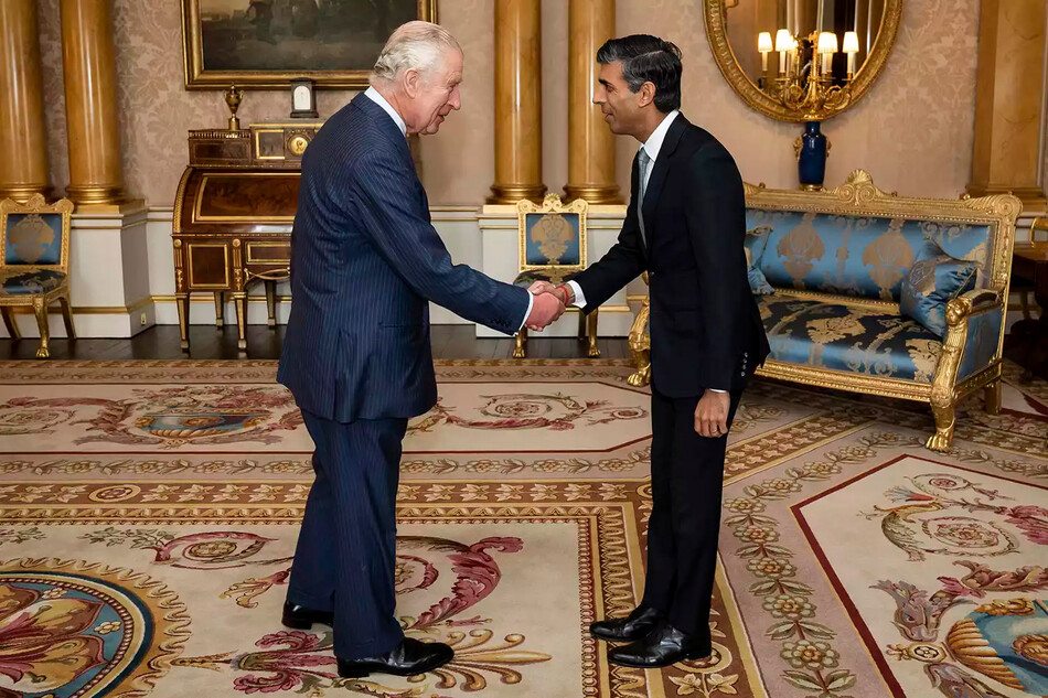 Король Карл III приветствует Риши Сунака во время аудиенции в Букингемском дворце, где он пригласил новоизбранного лидера Консервативной партии стать премьер-министром и сформировать новое правительство 25 октября 2022 года в Лондоне, Англия