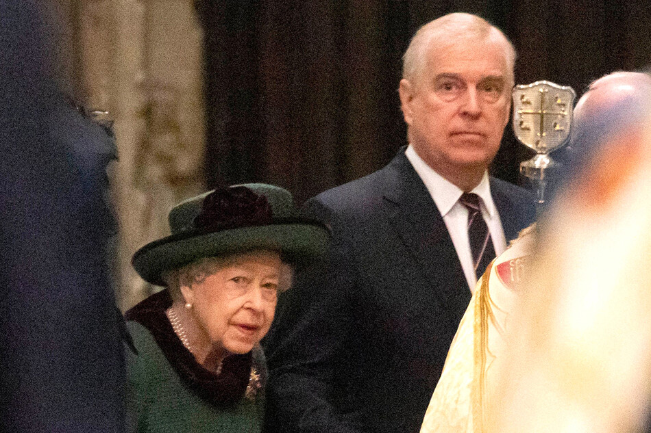 Королева Елизавета II посещает поминальную службу в честь принца Филиппа в сопровождении принца Эндрю в Вестминстерском аббатстве, 29 марта 2022 года, Лондоне, Англия