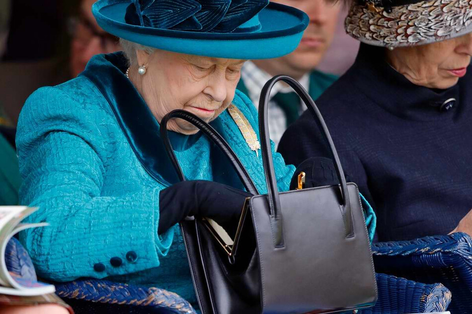 Содержимое сумочки Елизаветы II