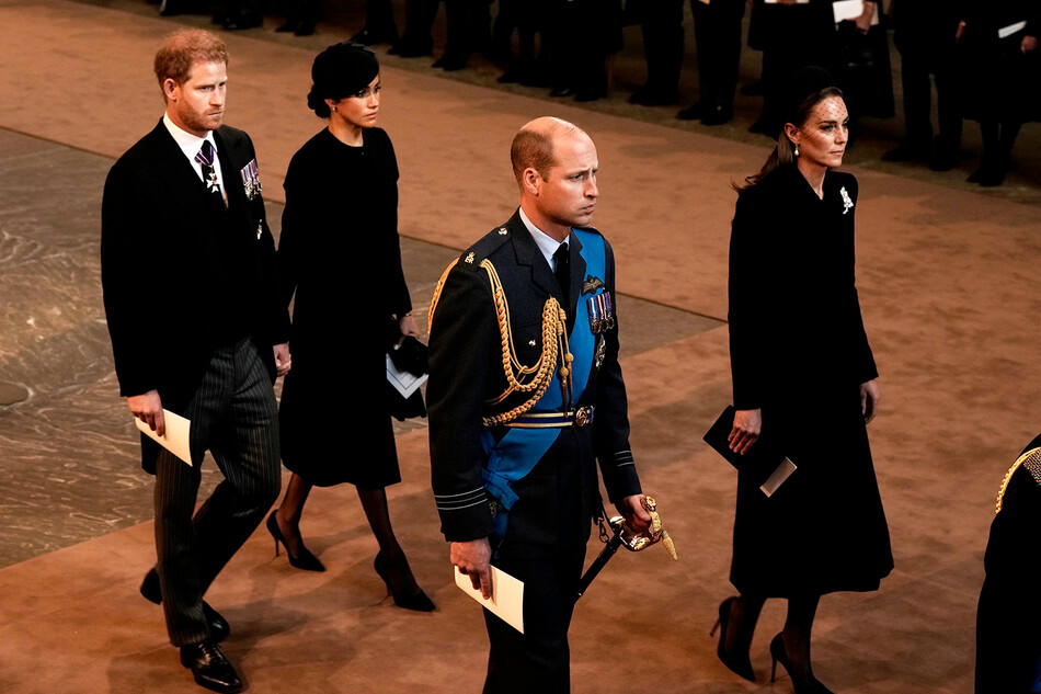 Принц Гарри, Меган Маркл, принц Уильям и Кейт Миддлтон во время церемонии прощания с королевой Елизаветой II в Вестминстерском дворце