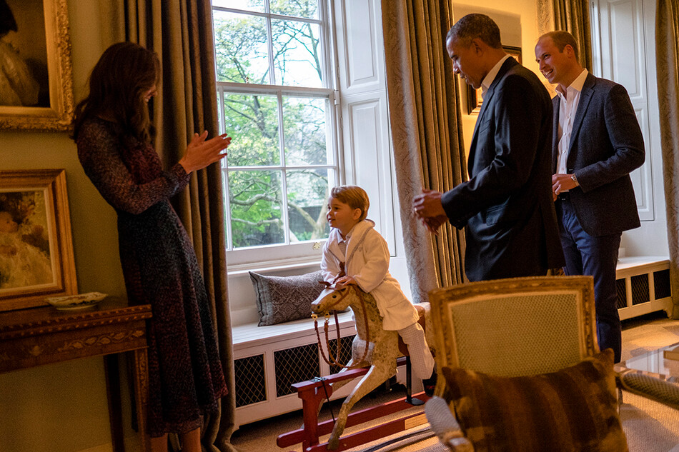 Президент Барак Обама беседует с принцем Уильямом, в то время как&nbsp;Кейт Миддлтон&nbsp;играет с принцем Джорджем в Кенсингтонском дворце