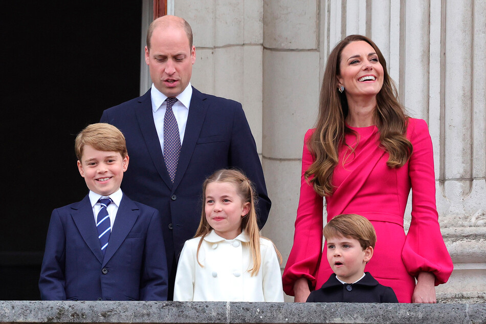 Принц Уильям с герцогиней Кэтрин и детьми, принцем Джорджем, принцессой Шарлоттой и принцем Луи на балконе Букингемского дворца во время платинового юбилея 5 июня 2022 года в Лондоне, Англия