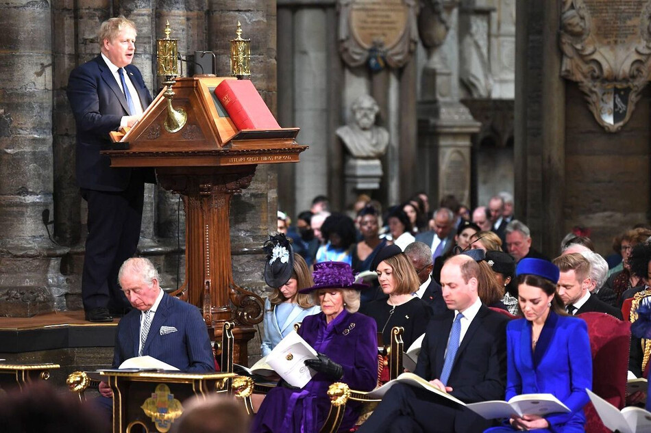 Премьер-министр Великобритании Борис Джонсон выступает перед принцем Чарльзом, принцем Уэльским, Камиллой, герцогиней Корнуольской, Кэтрин, герцогиней Кембриджской и принцем Уильямом, герцогом Кембриджским