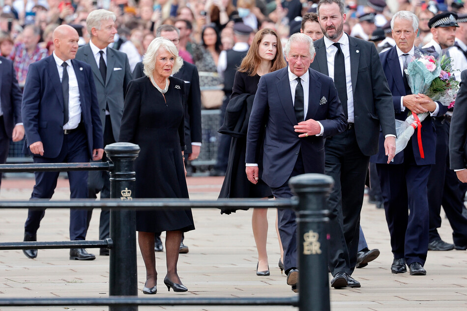 Король Карл III и Камилла, королева-консорт, возвращаются во дворец после общения с публикой, собравшейся в честь покойной королевы Елизаветы II возле Букингемского дворца 9 сентября 2022 года в Лондоне, Великобритания