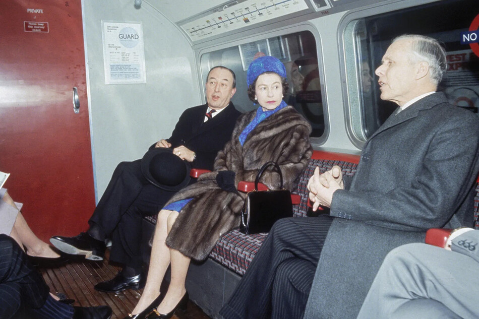 Королева Елизавета II едет в поезде метро после официальной церемонии открытия линии Виктория в лондонском метро, 7 марта 1969 года
