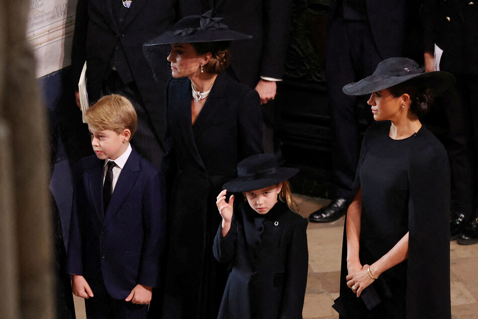 Кейт Миддлтон с детьми принцем Джорджем и принцессой Шарлоттой и Меган Маркл прибыли на церемонию&nbsp;похорон Елизаветы II&nbsp;в&nbsp;Вестминстерском аббатство, 19 сентября 2022 года в Лондоне, Англия