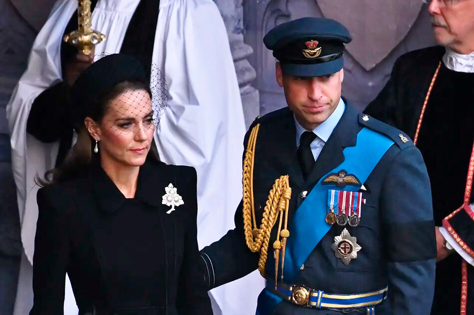 Принцесса Уэльская надела брошь с жемчугом, подаренную ей покойной королевой Елизаветой II, Вестминстер-холл, 14 сентября 2022 года в Лондоне, Англия