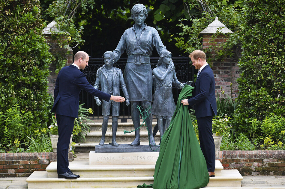 Принц Уильям и принц Гарри&nbsp;на церемонии открытия статуи принцессе Дианы в Затонувшем саду Кенсингтонского дворца