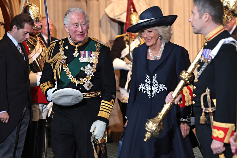 Принц Чарльз, принц Уэльский и&nbsp; Камилла, герцогиня Корнуольская выходят через Суверенный вход после участия в государственном открытии парламента в здании парламента в Лондоне, 10 мая 2022 года