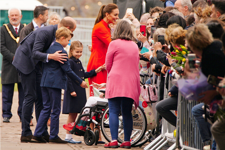 Кэтрин, герцогиня Кембриджская вместе с детьми, принцессой Шарлоттой и принце Джорджем и мужем принцем Уильямом общается с королевскими фанатами во время визита в Кардиффский замок 4 июня 2022 года в Кардиффе, Уэльс