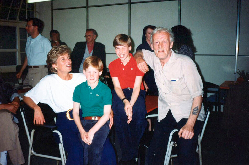 11-летний принц Уильям во время своего первого визита в приют для бездомных The Passage с матерью принцессой Дианой и братом принцем Гарри в 1993 году