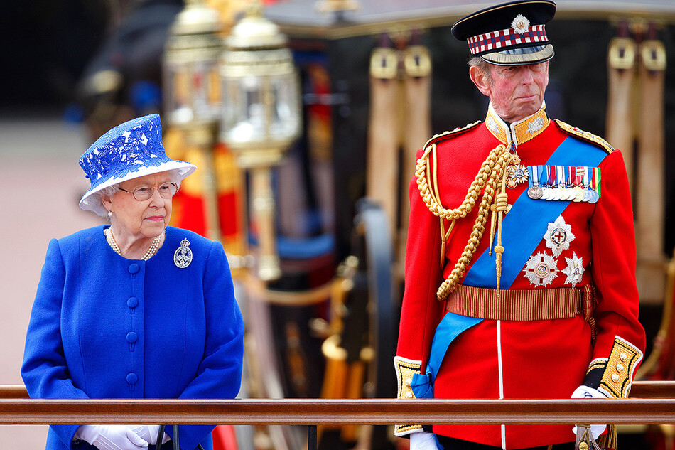 Герцог Кентский и его двоюродная сестра королева Елизавета II на ежегодной церемонии Trooping the Color в 2013 году