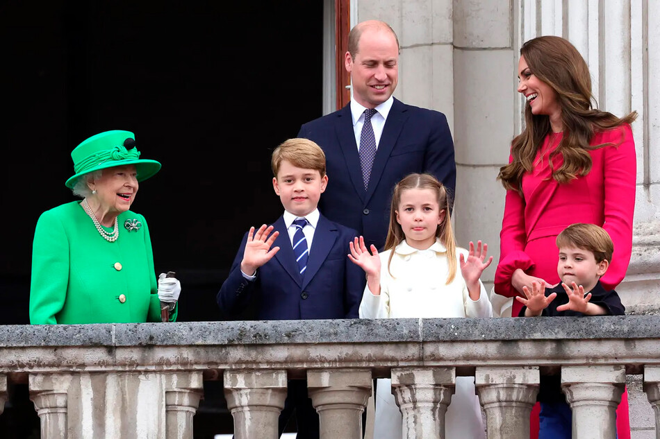 Королева Елизавета II, принц Уильям и Кейт Миддлтон с детьми на балконе Букингемского дворца во время празднования Платинового юбилея королевы 5 июня 2022 года в Лондоне, Англия
