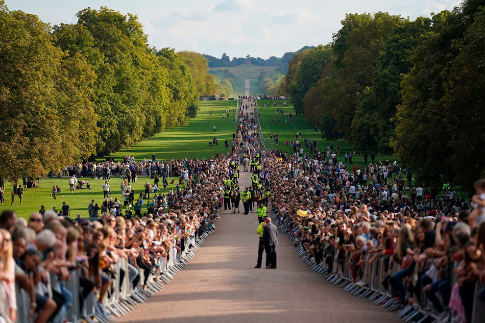 10 сентября 2022 года толпы людей собрались у Виндзорского замка, чтобы отдать дань уважения королеве Елизавете II, которая умерла в замке Балморал 8 сентября 2022 года