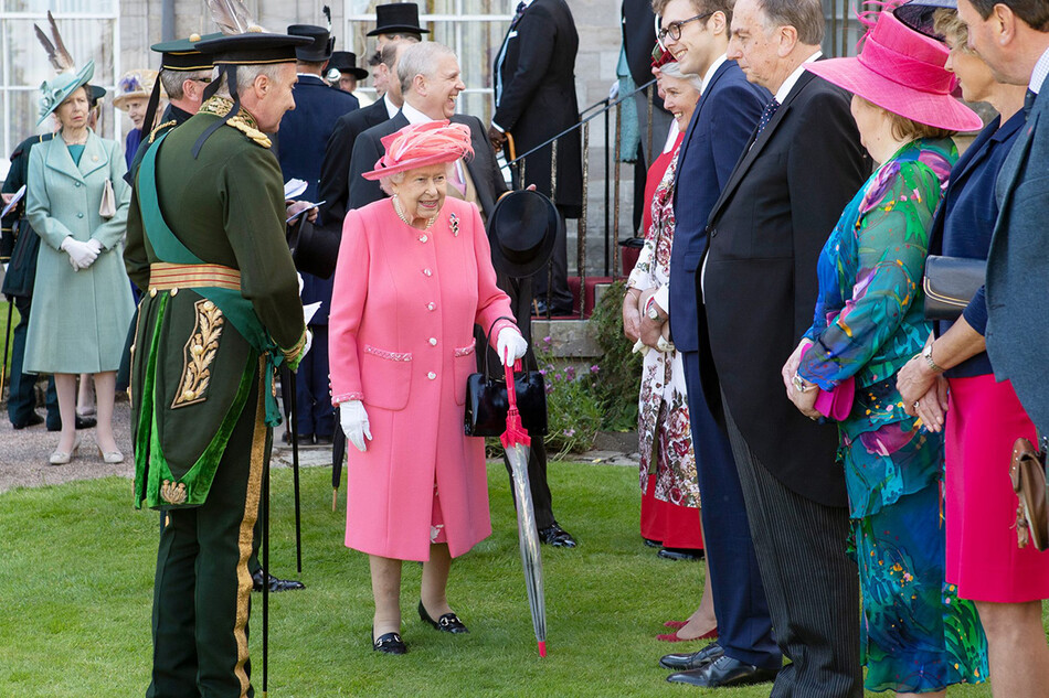 Королева Елизавета II посещает вечеринку в саду во дворце Холирудхаус в Эдинбурге в 2019 году