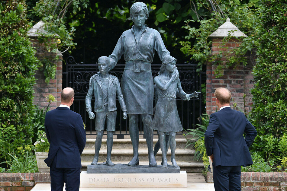 Принц Уильям и принц Гарри&nbsp;на церемонии открытия статуи принцессе Диане в Затонувшем саду Кенсингтонского дворца