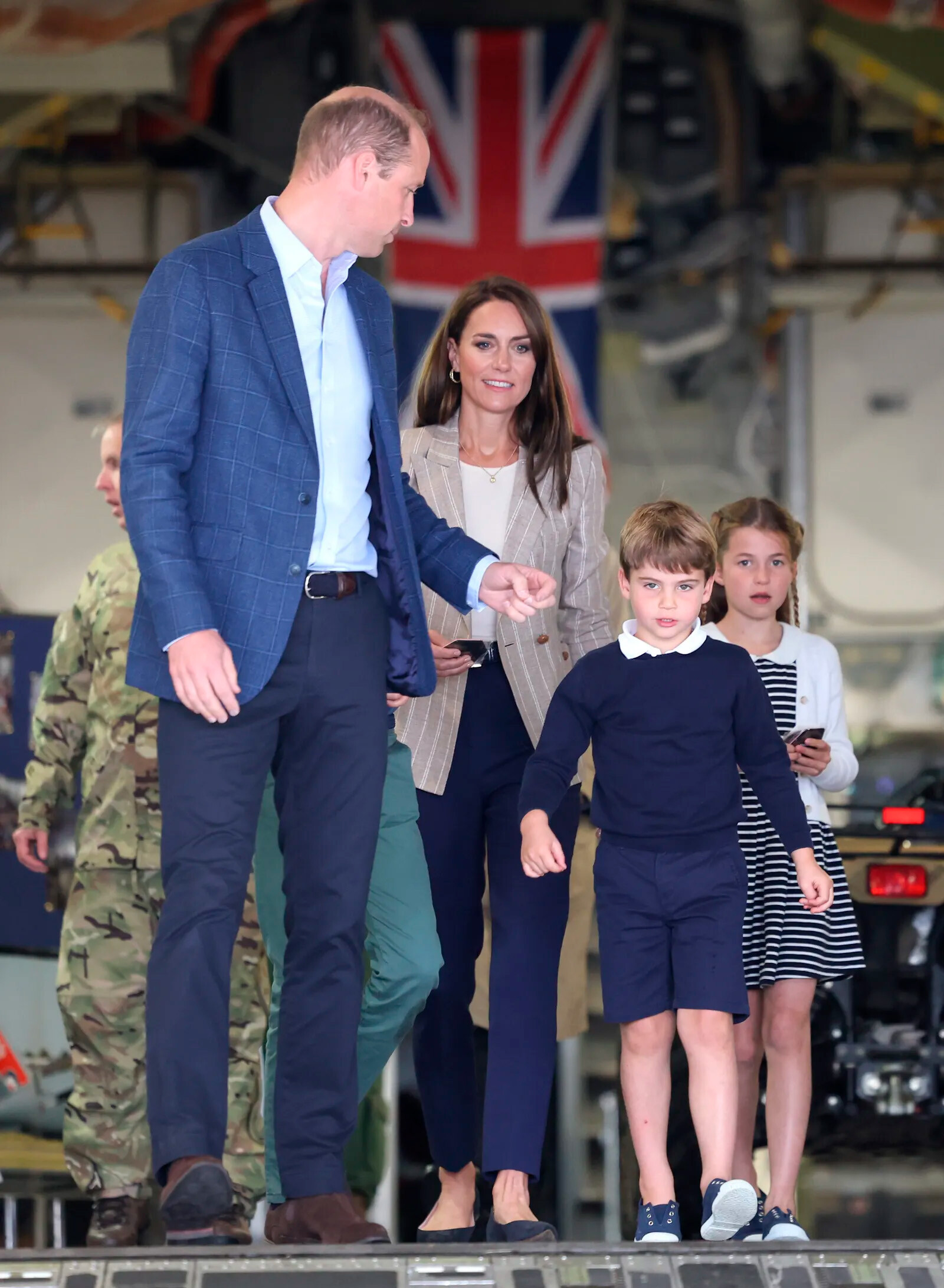 Принц Уильям и Кейт Миддлтон с детьми на&nbsp;авиавыставке
