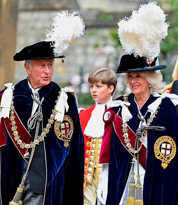 Принц Чарльз, принц Уэльский и Камилла, герцогиня Корнуолльская в статусе нового члена благородного ордена посещают службу Ордена Подвязки в часовне Святого Георгия 13 июня 2022 года в Виндзоре, Англия