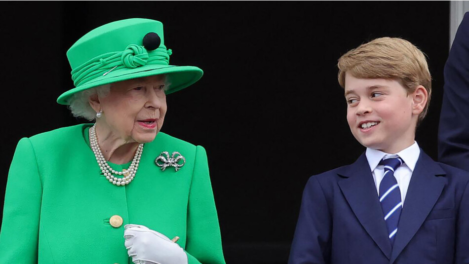 Королева Елизавета II общается с принцем Джорджем Кембриджским на балконе Букингемского дворца во время Платинового театрализованного представления 5 июня 2022 года в Лондоне, Англия