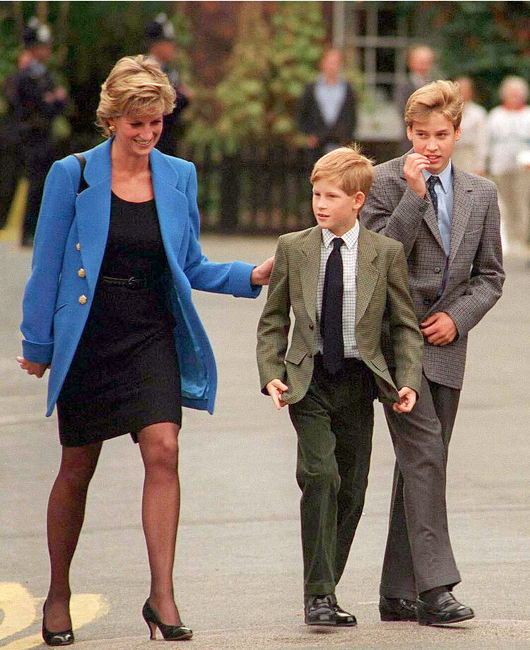 Принц Уильям с Дианой, принцессой Уэльской и принцем Гарри в день поступления в Итоновскую школу в сентябре 1995 года
