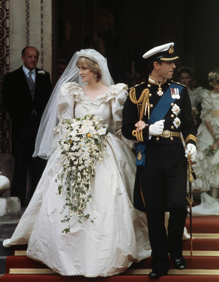 Принц Чарльз и принцесса Диана на ступенях собора Святого Павла после королевской свадебной церемонии в Лондоне, 29 июля 1981