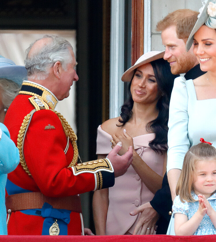 Меган, герцогиня Сассекская, принц Чарльз, принц Уэльский, принц Гарри, герцог Сассекский, Кэтрин, герцогиня Кембриджская, принцесса Шарлотта Кембриджская на балконе Букингемского дворца во время парада Trooping The Colour 2018, 9 июня 2018 года в Лондоне, Англия
