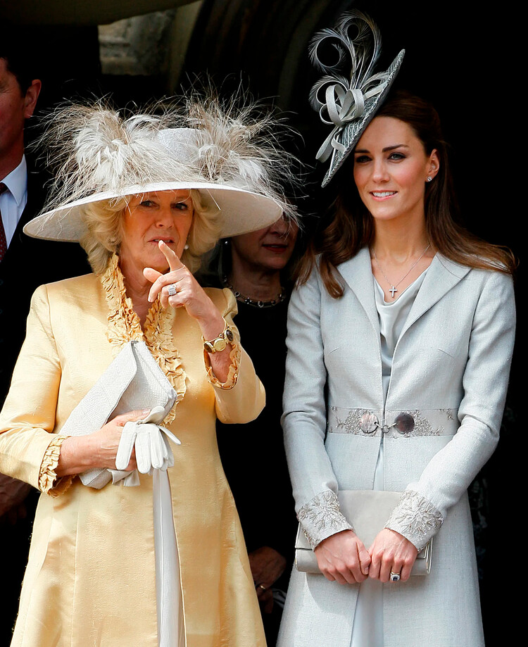 Камилла, герцогиня Корнуольская и Кэтрин, герцогиня Кембриджская, наблюдают за подвязкой 13 июня 2011 года в Виндзоре, Англия