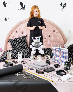 Balenciaga отзывает неоднозначную рекламную кампанию с участием детей