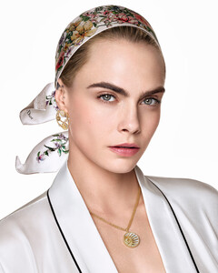Кара Делевинь представила новую коллекцию украшений-медальонов от Dior