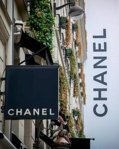 Chanel пророчит трудные времена индустрии моды, но продолжит поднимать цены