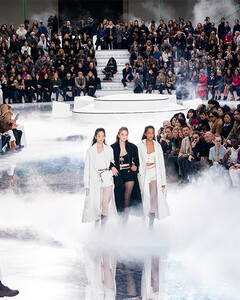 Chanel, Celine и Comme des Garçons проведут благотворительный аукцион