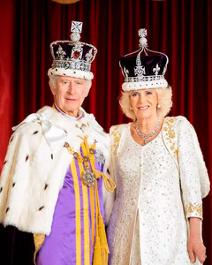 Показали свой статус: Карл III и королева Камилла поделились новой рождественской открыткой