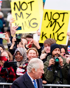 «Не мой король»: Карл III проигнорировал протестующих во время последней прогулки