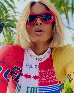 Ciara в новом клипе выбрала лук от российского бренда Red September