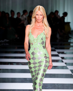 Клаудия Шиффер вернулась на подиум для новой коллекции Versace сезона весна-лето 2024