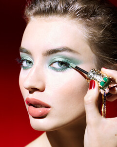 С королевским размахом: новая коллекция декоративной косметики Dolce & Gabbana