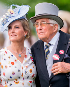 Семья в сборе: Герцогиня Софи приехала на Royal Ascot в сопровождении своего отца