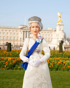 Старушка-барби: в честь 96-летия Елизаветы II выпустили куклу Барби