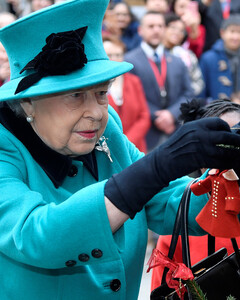 Печальный повод: почему королева не снимает рождественские украшения до февраля?